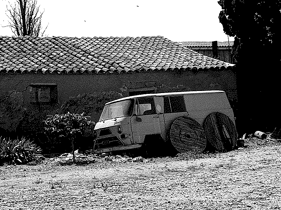 Dithering. Una antigua furgoneta abandonada, junto al muro de una casa de campo.