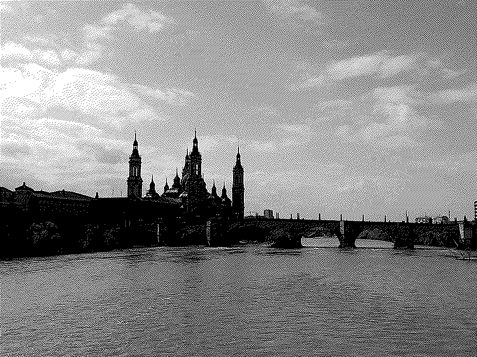 Atkinson dithering. A contraluz, se alza la catedral basílica de Nuestra Señora del Pilar, junto al puente de piedra. Mientras el río Ebro recorre su cauce, tan imponente como el propio cielo.