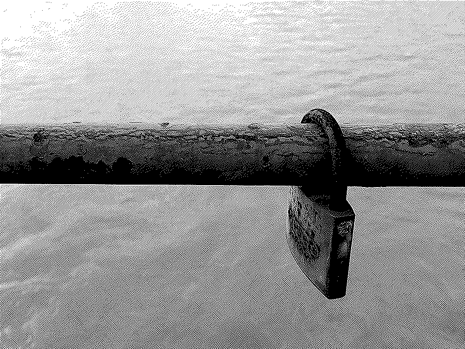 Atkinson dithering. Sobre el río, un viejo candado abraza una de las barandillas del puente.